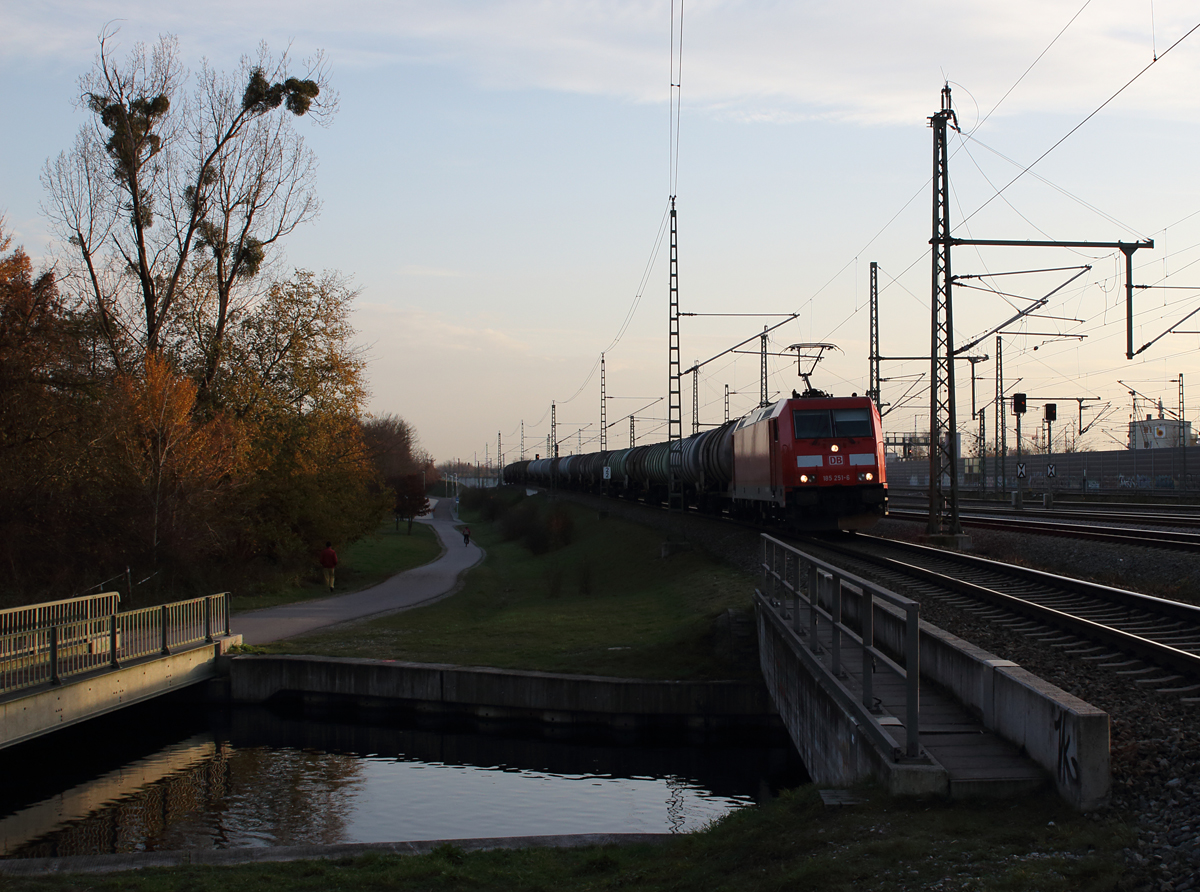 Mit einem Kesselzug zum Rbf München-Nord war 185 251-6 am 24.11.14 in München-Obermenzing unterwegs. (andere Perspektive)