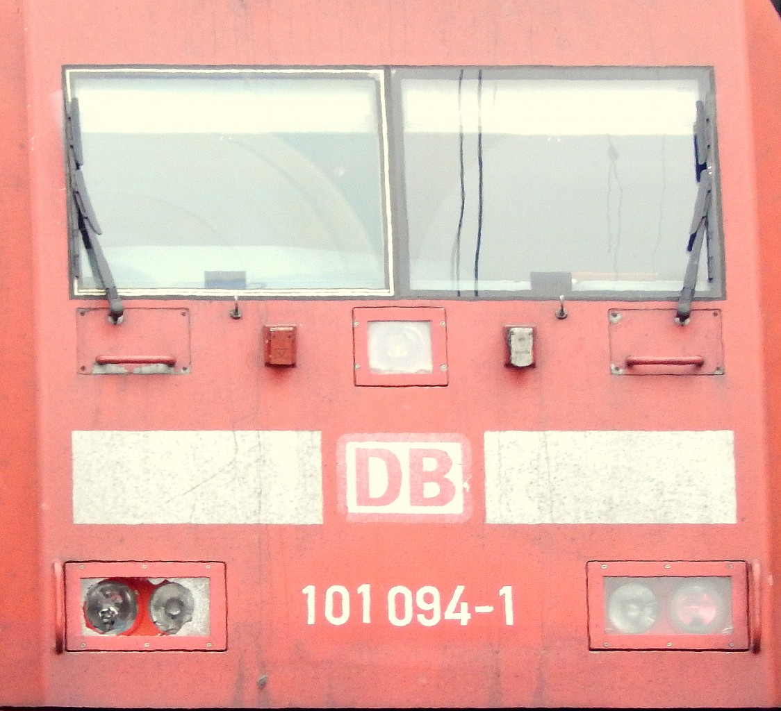 Mit einem kleinen Schadenfuhr 101 094-1 mit einem IC aus Deutz raus. Vermutlich war ein Vogel oder ähnliches getroffen worden.

Köln Deutz 17.10.2015