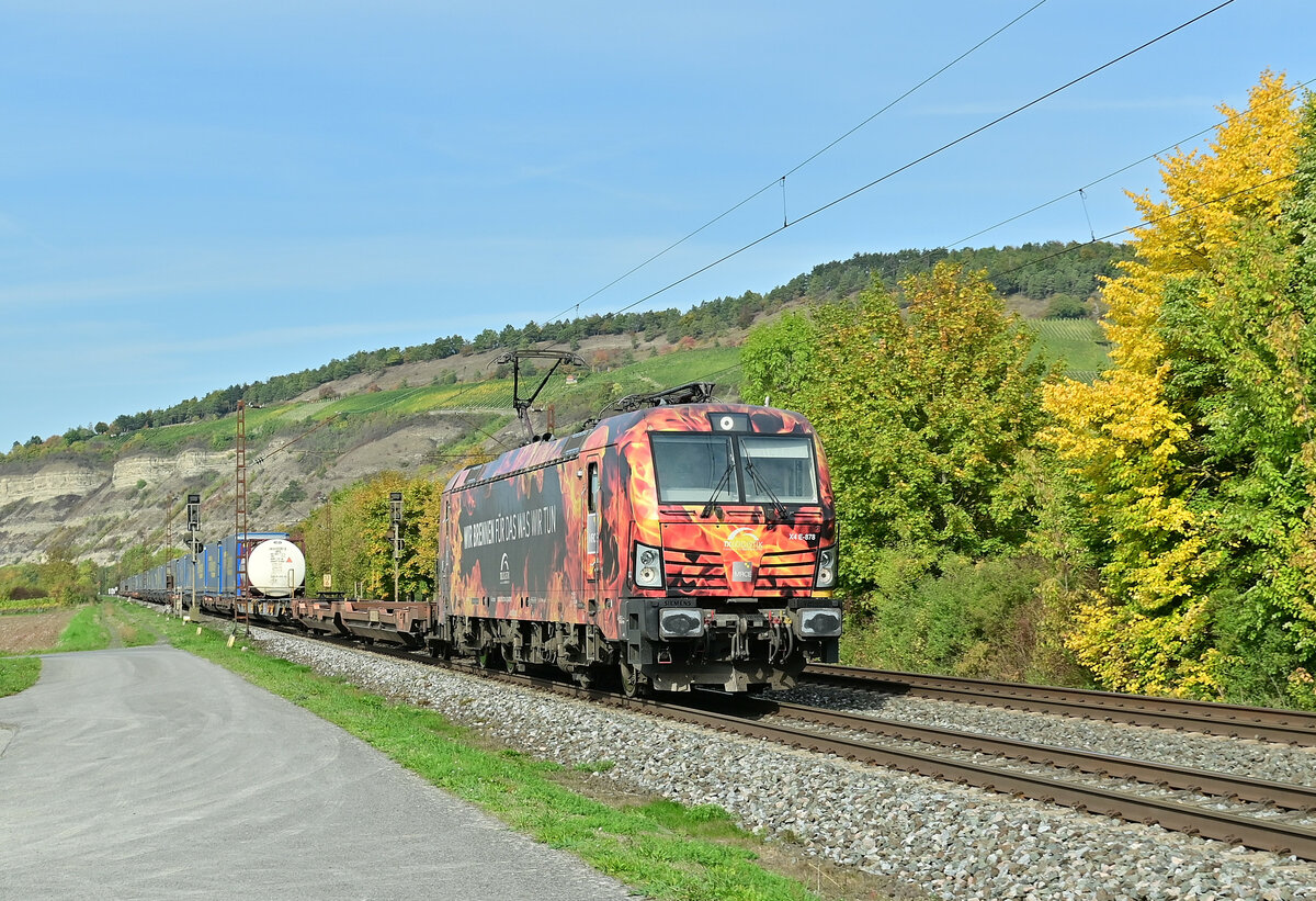 Mit einem KLV ist die 193 878 von TXL bei Thüngersheim gen Würzburg fahrend unterwegs am 7.10.2022