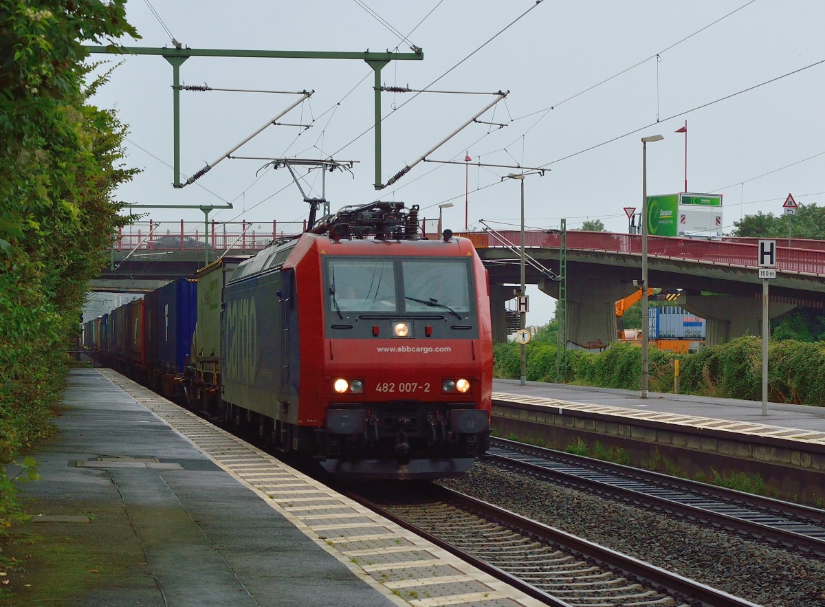 Mit einem Klv am Hacken ist die 482 007-2 hier in Brohl sdwrts fahrend. 14.9.2013