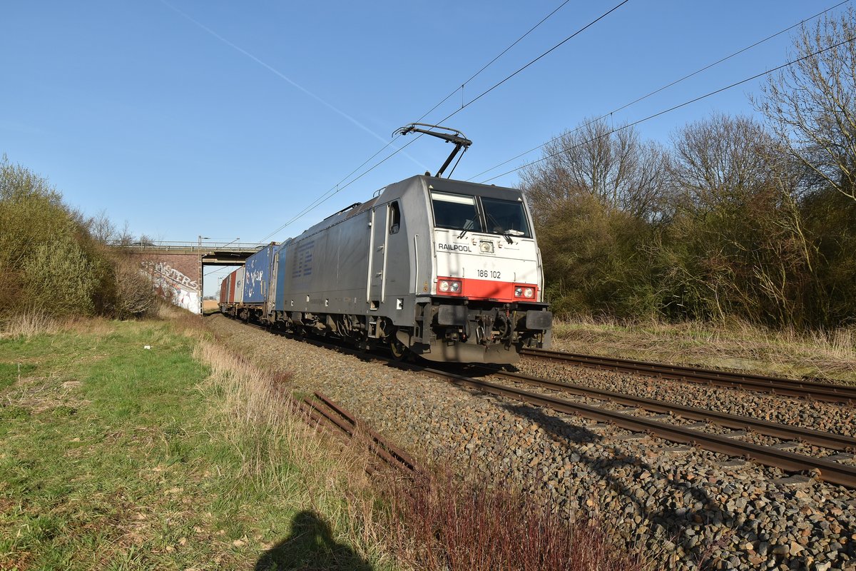Mit einem Klv am Haken kommt hier die für LTE fahrende Railpool 186 102 durch die Noithausener Kurve gen Rheydt gefahren. Freitag den 6.4.2018