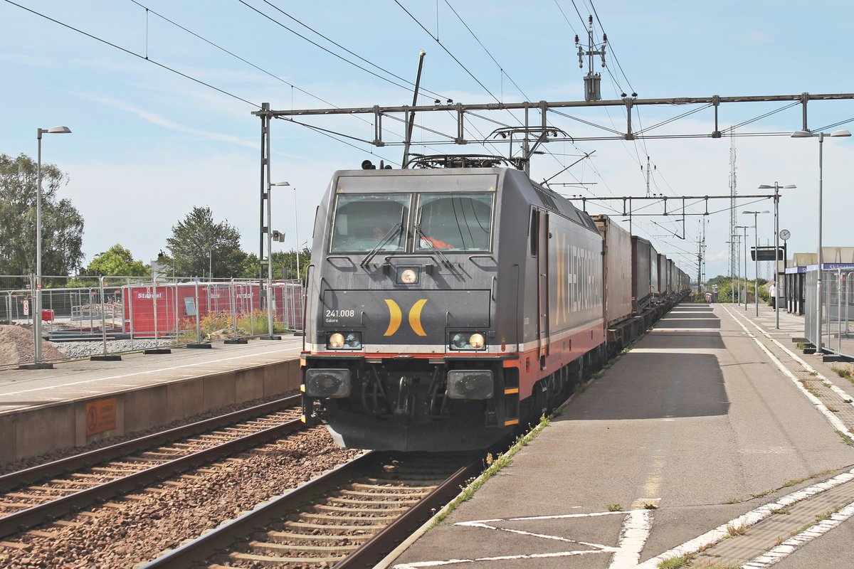 Mit einem KLV aus Deutschland nach Norrköping fuhr am Vormittag des 17.07.2019 die HCTOR 241.008  Galore  aus Richtung Malmö durch den Haltepunkt von Hjärup gen Lund.