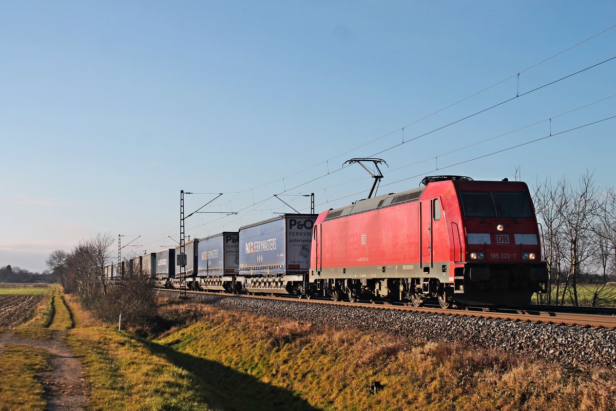 Mit einem KLV aus Italien fuhr am 23.12.2017 die 185 222-7 durchs Rheintal, als sie bei Hügelheim in Richtung Buggingen fuhr.