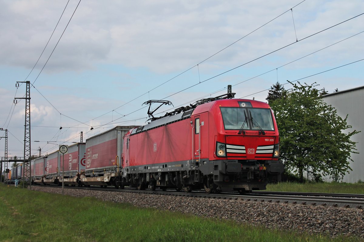 Mit einem KLV aus Rotterdam fuhr am Nachmittag des 06.05.2019 die 193 329 durch den Haltepunkt von Auggen über die KBS 703 durchs Markgräflerland in Richtung Schweiz.