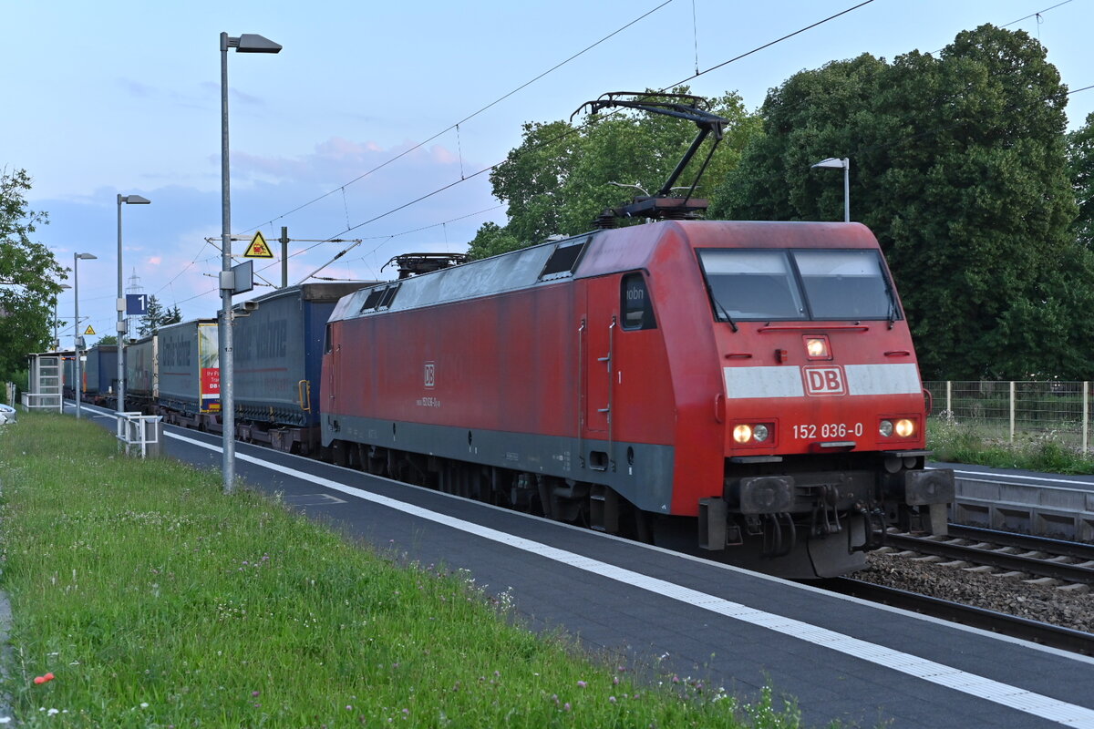 Mit einem KLV aus Stuttgart kommt 152 036 durch Kochendorf am 19.7.2021 nach Bad Friedrichshall Hbf gefahren. 