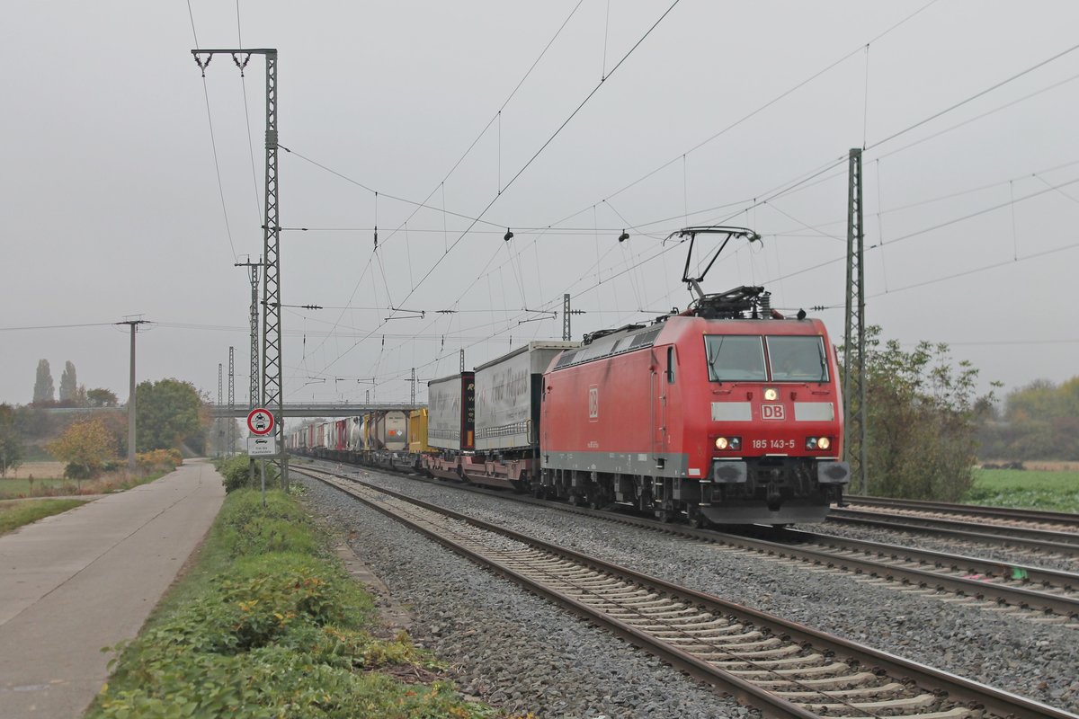 Mit einem KLV fuhr am 31.10.2016 die 185 143-5 durch die Gleisnanlagen von Müllheim (Baden) in Richtung Schweizer Grenze.
