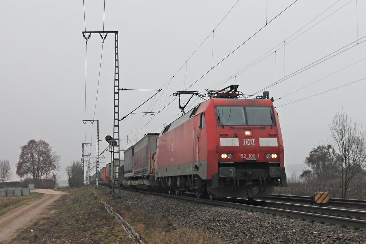 Mit einem KLV fuhr am 20.12.2016 die 152 106-1 nördlich von Müllheim (Baden) in Richutng Schweizer Grenze.