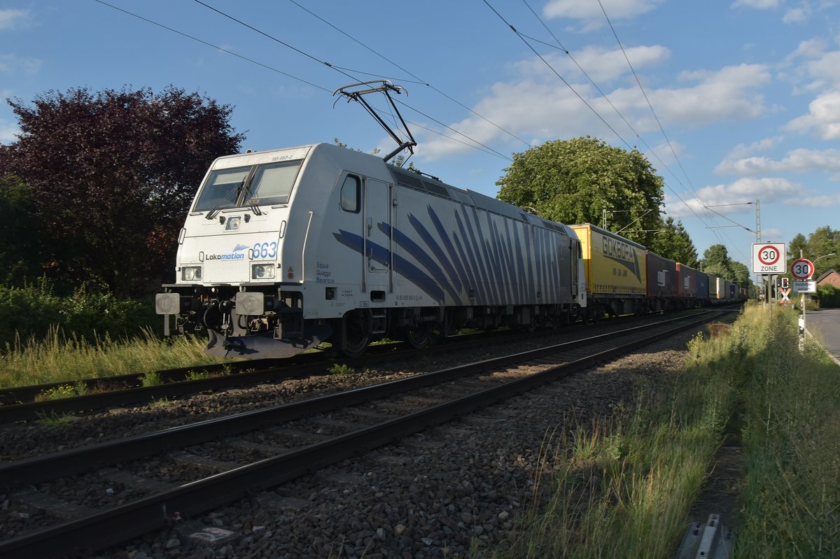 Mit einem KLV kommt die LM 185 663 ebenfalls durch Anrath an der Brückenstraße gen Viersen gefahren, am Donnerstag den 3. August 2017.