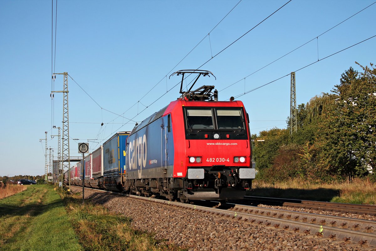 Mit einem KLV nach Italien fuhr am Nachmittag des 16.10.2019 die Re 482 030-4 über die Rheintalbahn durch sen Haltepunkt von Auggen in Richtung Schweizer Grenze.