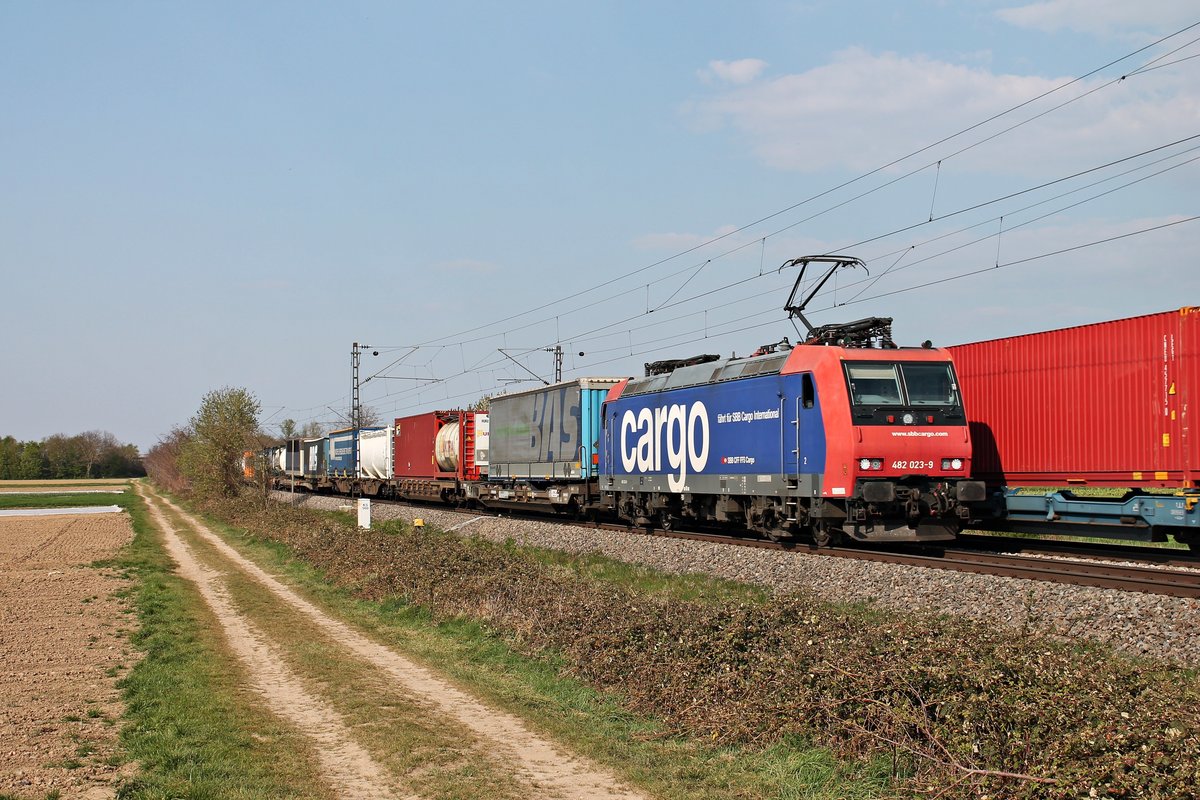 Mit einem KLV nach Italien fuhr am Nachmittag des 09.04.2020 die Re 482 023-9  fährt für SBB Cargo International  südlich von Buggingen über die Rheintalbahn durchs Markgräflerland in Richtung Müllheim (Baden).