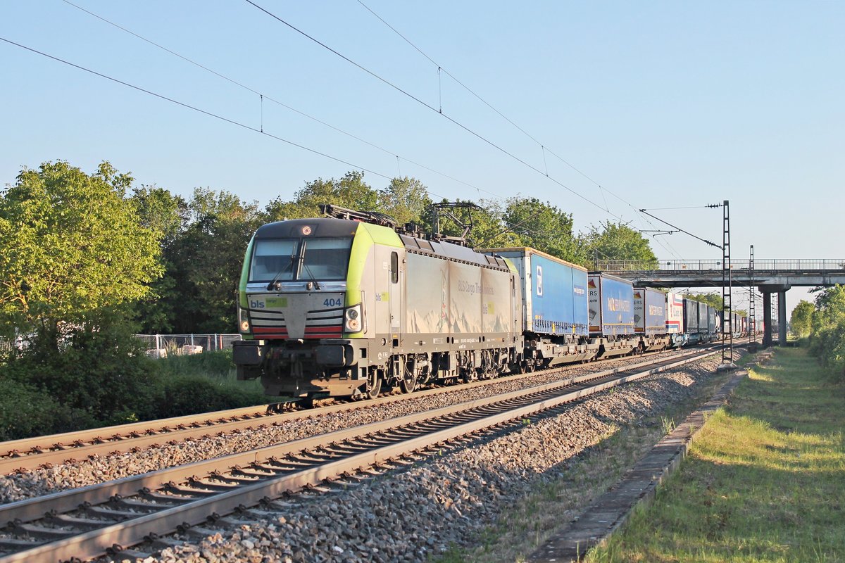 Mit einem KLV nach Rotterdam fuhr am Abend des 23.05.2019 die Re 475 404 südlich vom Haltepunkt Buggingen über die Rheintalbahn in Richtung Freiburg (Breisgau).