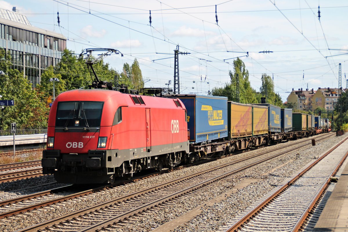 Mit einem KLV in Richtung München Laim fuhr am 25.08.2015 die 1116 277 durch München Heimeranplatz.