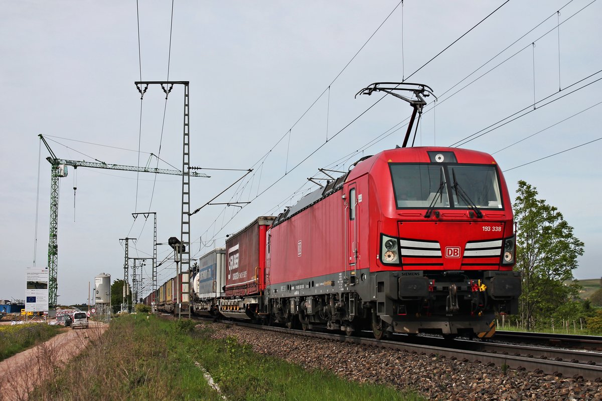 Mit einem KLV (Rotterdam Waalhaven - Novara Boschetto) fuhr am Nachmittag des 07.05.2019 die 193 338 nördlich von Müllheim (Baden) über die KBS 703 durchs Markgräflerland in Richtung Schweizer Grenze.