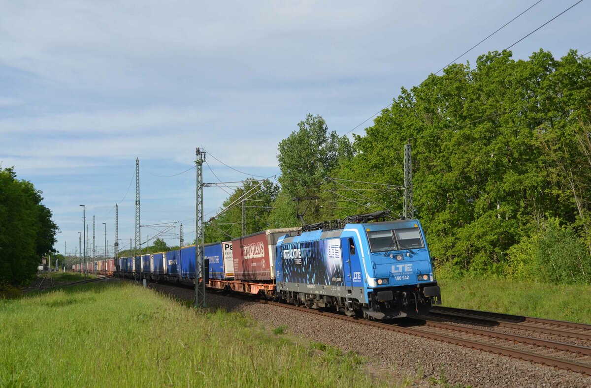Mit einem KLV-Zug des Poznan-Shuttle rollte 186 942 der LTE am 24.05.21 durch Muldenstein Richtung Bitterfeld.
