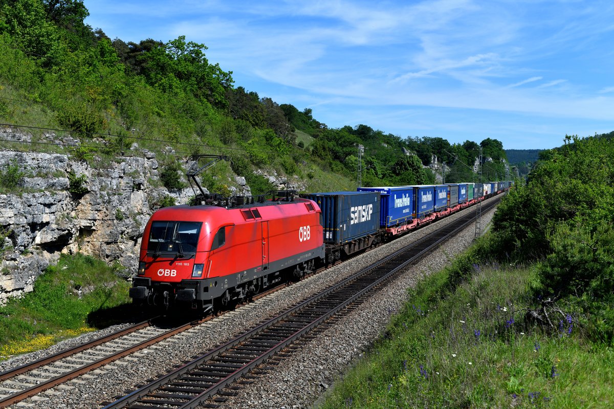 Mit einem KLV-Zug eilte am Nachmittag des 02. Juni 2019 der ÖBB-Taurus 1116.185 durch das Altmühltal bei Hagenacker. Bei dem Zug handelte es sich mutmaßlich um den KT 41820 von Ljubljana nach Rheinhausen.