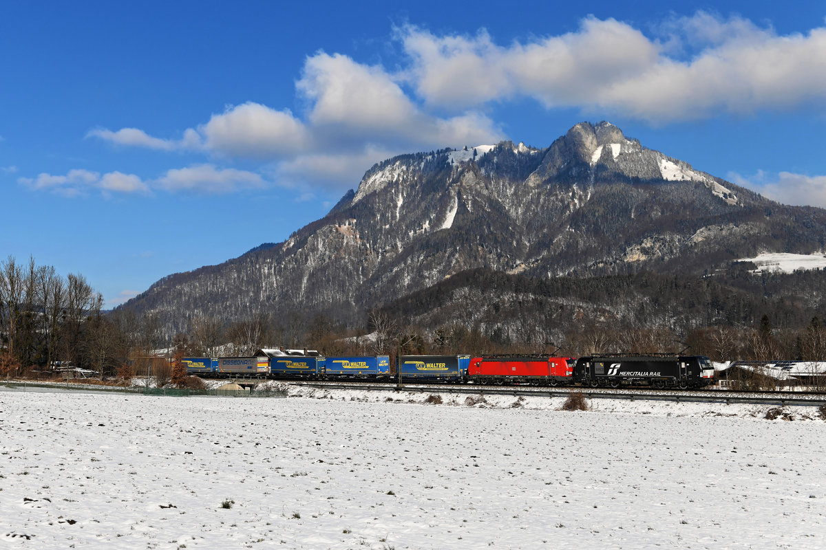 Mit einem KLV-Zug konnten am 12. Februar 2021 die an Mercitalia vermietete 193 705 und die DB 193 318 im deutschen Inntal vor dem Heuberg fotografiert werden.