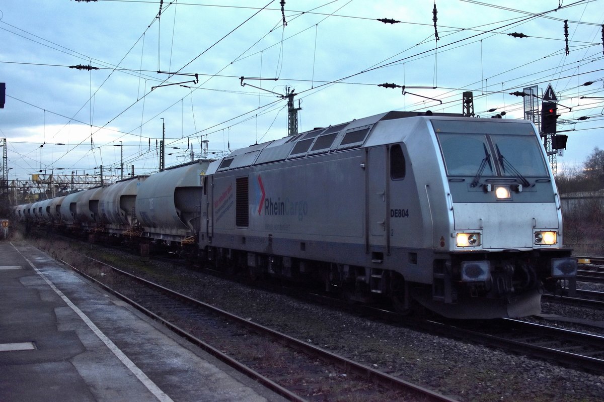 Mit einem Kohlestaubwagenzug am Haken kommt die RHC DE 804 in Entenfang gen Bissingheim am Fotografen vorbei. Am Abend des 28.1.2017