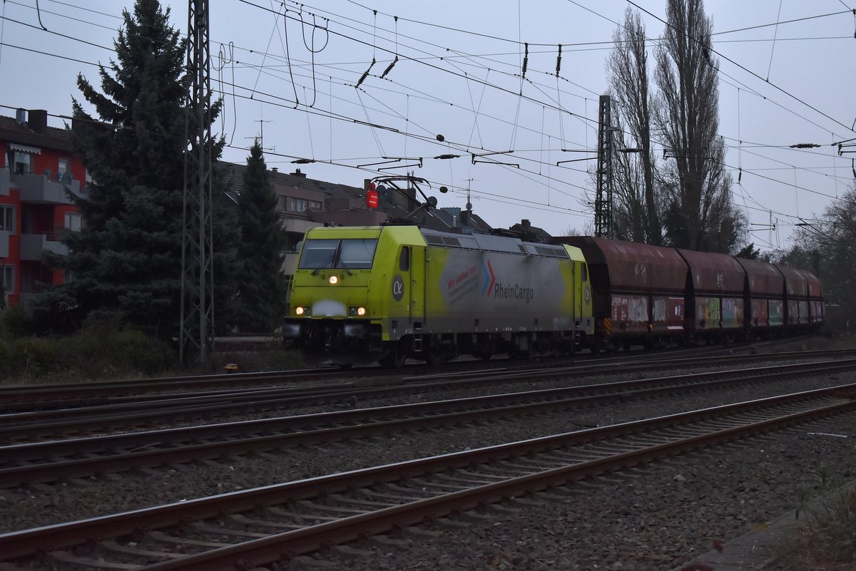 Mit einem Kohlezug kommt die RHC 0119 008-0 aus dem Odenkirchener Abzweig in Rheydt eingefahren. 6.2.2018