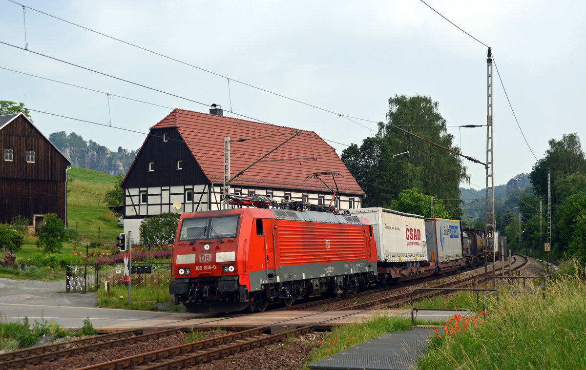 Mit einem kombinierten Container- und KLV-Zug rollte 189 006 am Morgen des 15.06.19 durch Strand Richtung Bad Schandau.