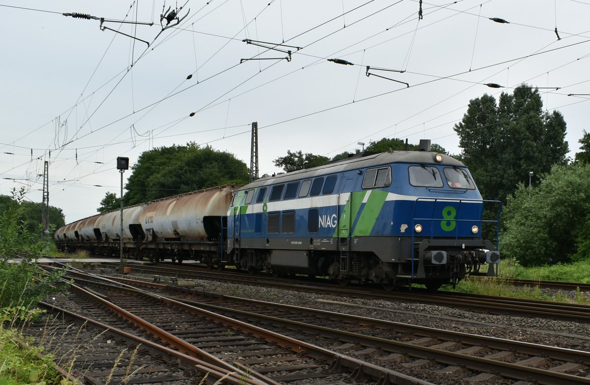 Mit einem kurzen Braunkohlenstaubwagenzug kommt die NIAG 8 / 216 055-4 in Grevenbroich eingefahren. Montag den 11.6.2018