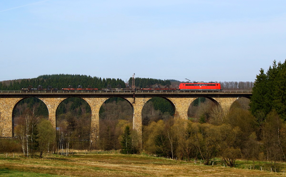 Mit einem kurzen Coil-Zug überquert eine 151 am 28.03.2014 den Rudersdorfer Viadukt