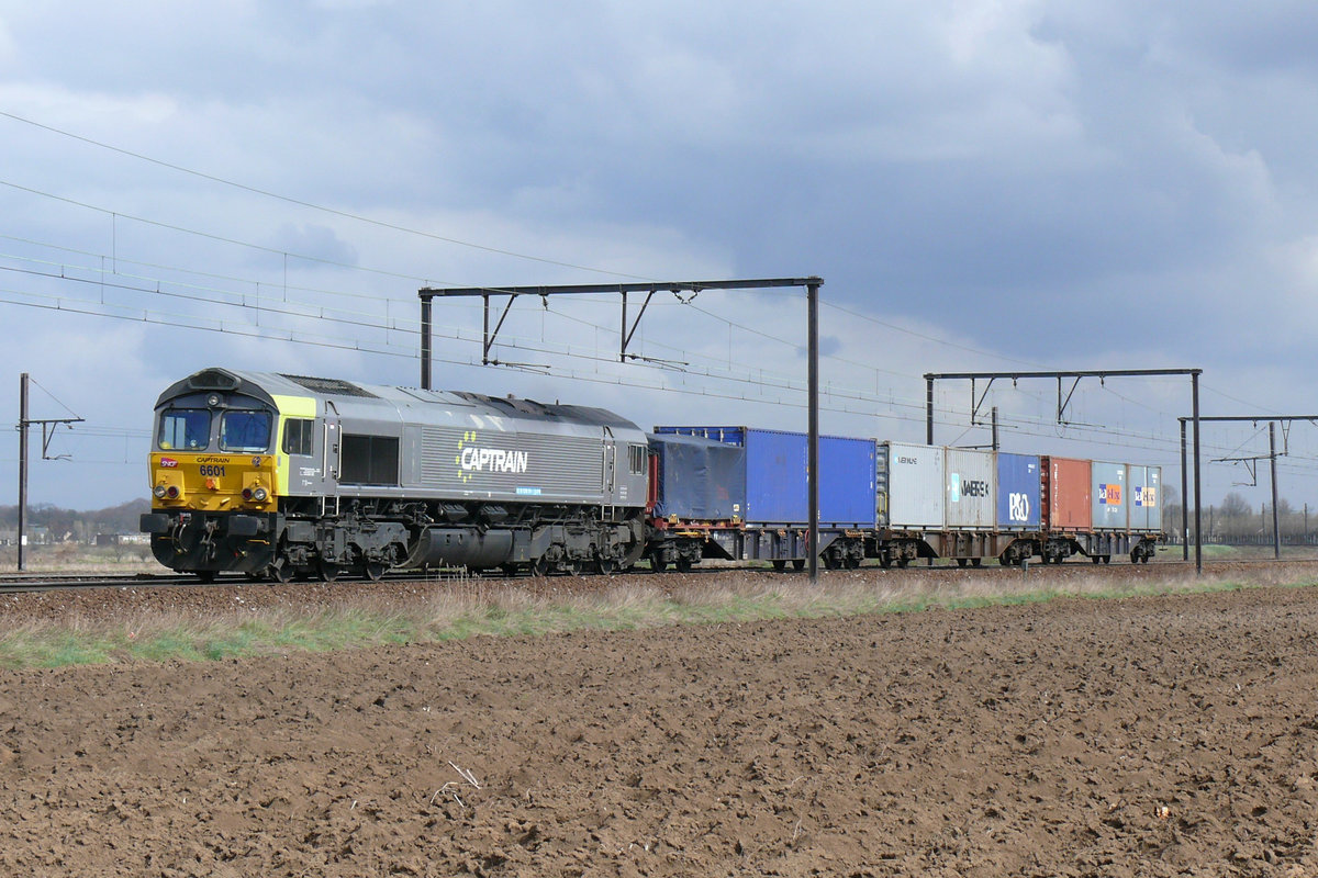 Mit einem kurzen Containerzug kommt Captrain-Lok 6601 (266 001) vom Antwerpener Hafen. Hier aufgenommen am 27/03/2010 an der Schleife in Ekeren.