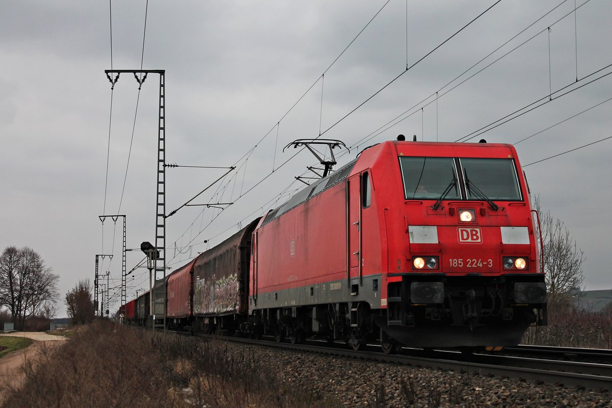 Mit einem kurzen gemischten Güterzug (Mannheim Rbf - Basel Bad Rbf) fuhr am Nachmittag des 19.02.2018 die 185 224-3 nördlich von Müllheim (Baden) durchs Markgräflerland in Richtung Schweiz.