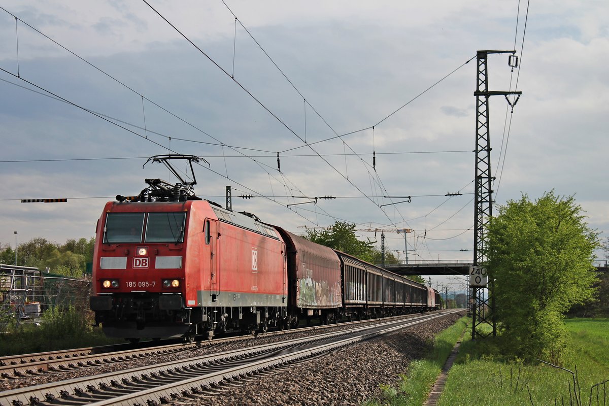 Mit einem kurzen gemischten Güterzug (Chiasso Smistamento - Mannheim Rbf) fuhr am Nachmittag des 25.04.2019 die 185 095-7 südlich vom Haltepunkt Auggen über die Rheintalbahn gen Müllheim (Baden).