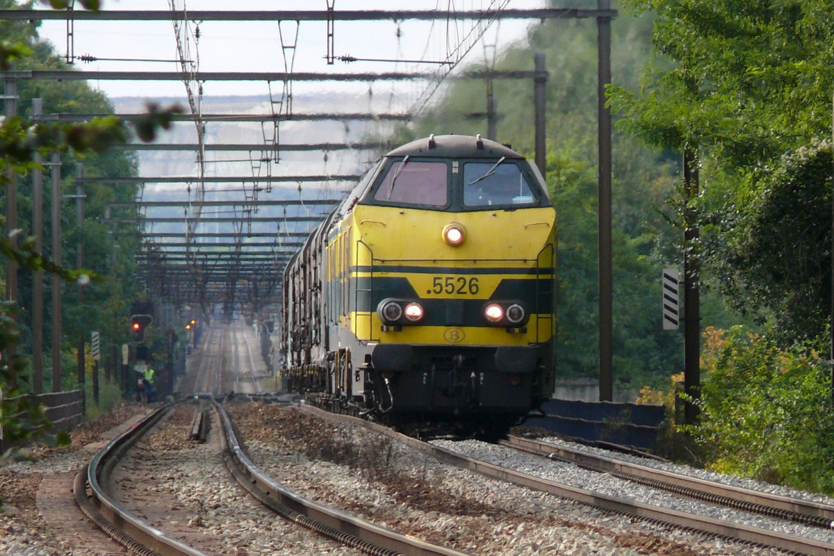 Mit einem kurzen Güterzug am Haken erklimmen 5526 und 5510 die Steigung von Visé kommend in Richtung Montzen und weiter nach Aachen-West. Im Hintergrund erkennt man den grossen Steinbruch von Lixhe auf der anderen Maasseite. Aufgenommen am 04/10/2008 bei Berneau.