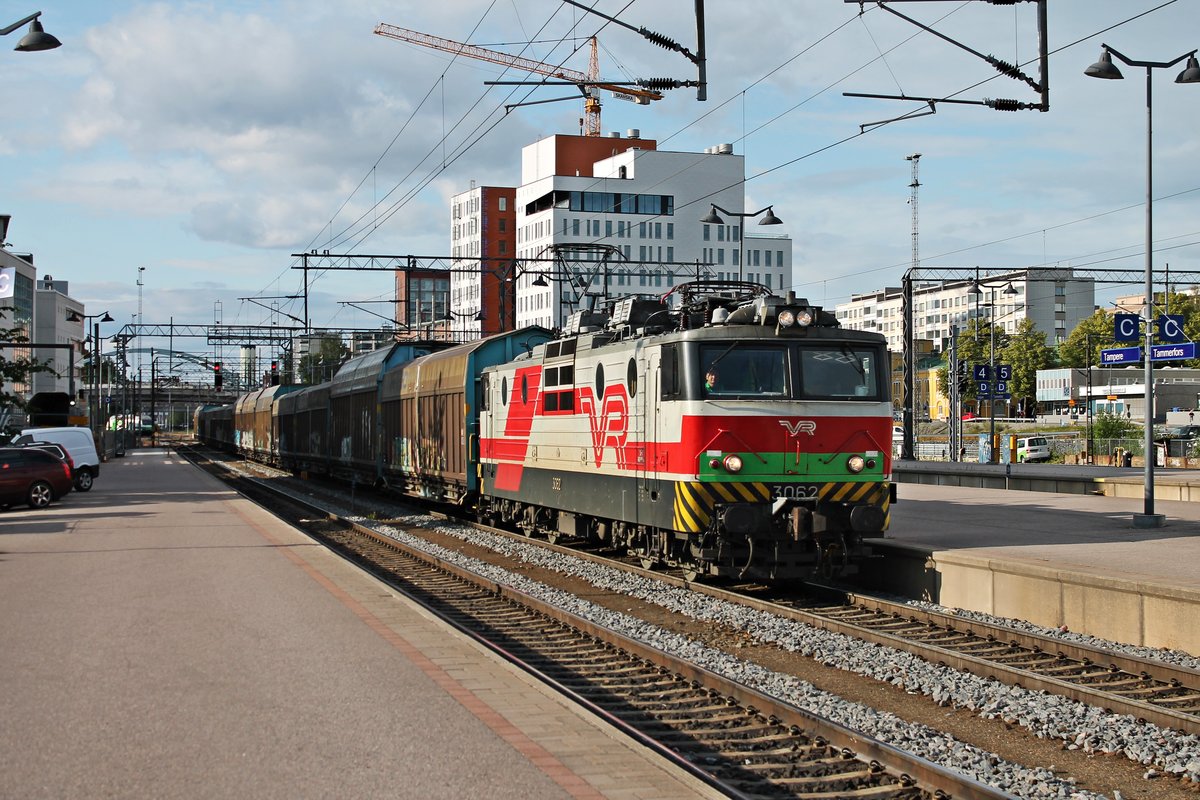 Mit einem kurzen Güterzug fuhr am Abend des 11.07.2019 die Sr1 3062 über Gleis 2 durch den Bahnhof von Tampere in Richtung Güterbahnhof.