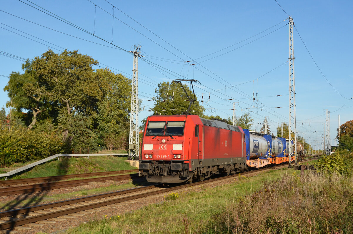 Mit einem kurzen Güterzug rollt 185 228 am 05.10.22 durch Peißen Richtung Halle(S).