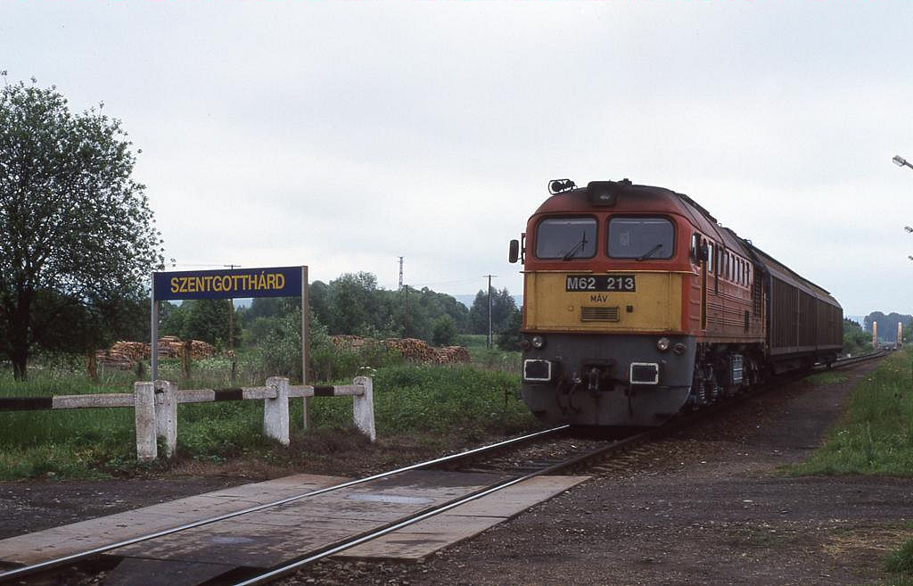 Mit einem kurzen Gterzug war M 62213 der MAV am 14.5.1999 um 9.50 Uhr 
in Szentgotthard unterwegs.