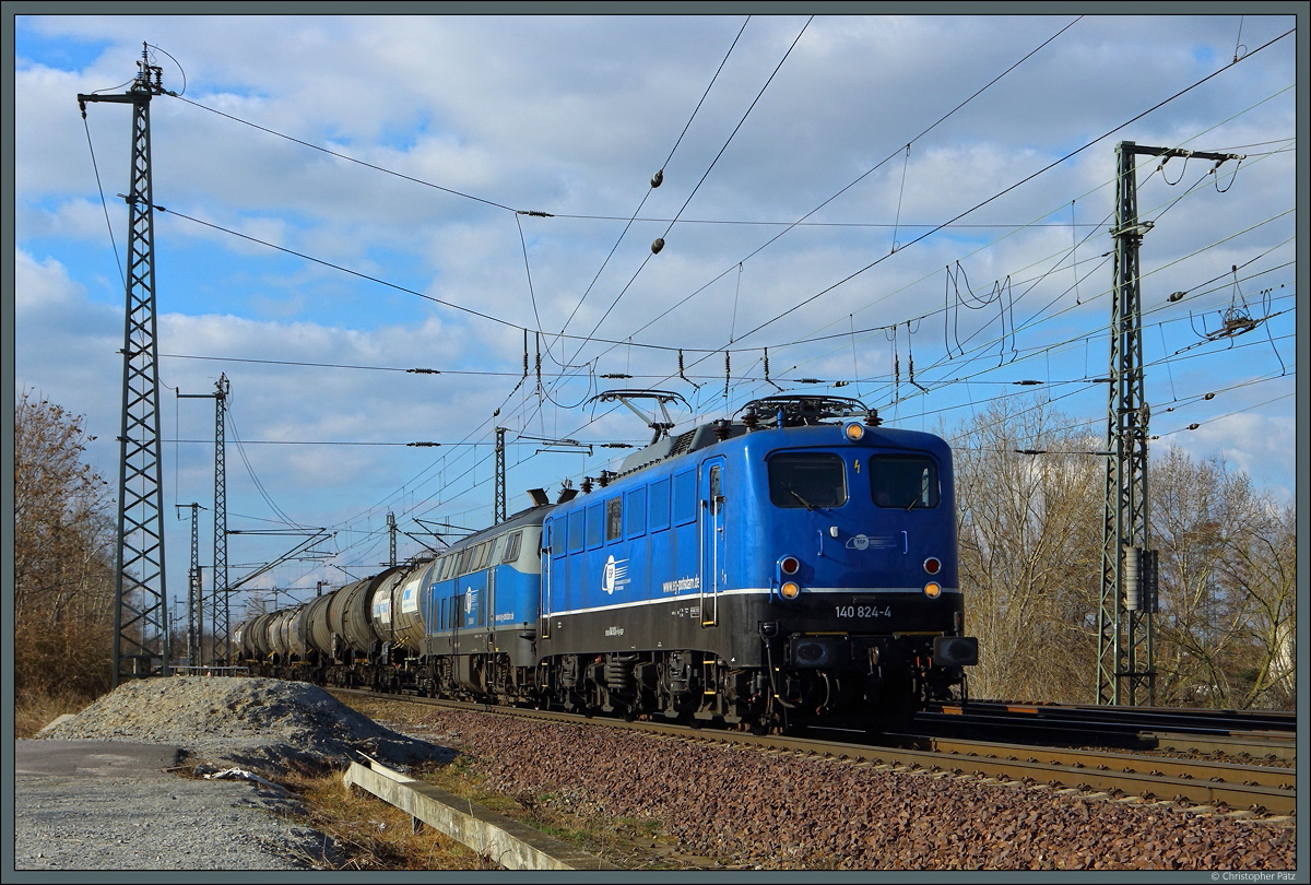 Mit einem kurzen Kesselzug sind 140 824-4 und 225 802-8 der EGP am 27.02.2022 kurz vor der Magdeburger Elbbrücke im Einsatz.