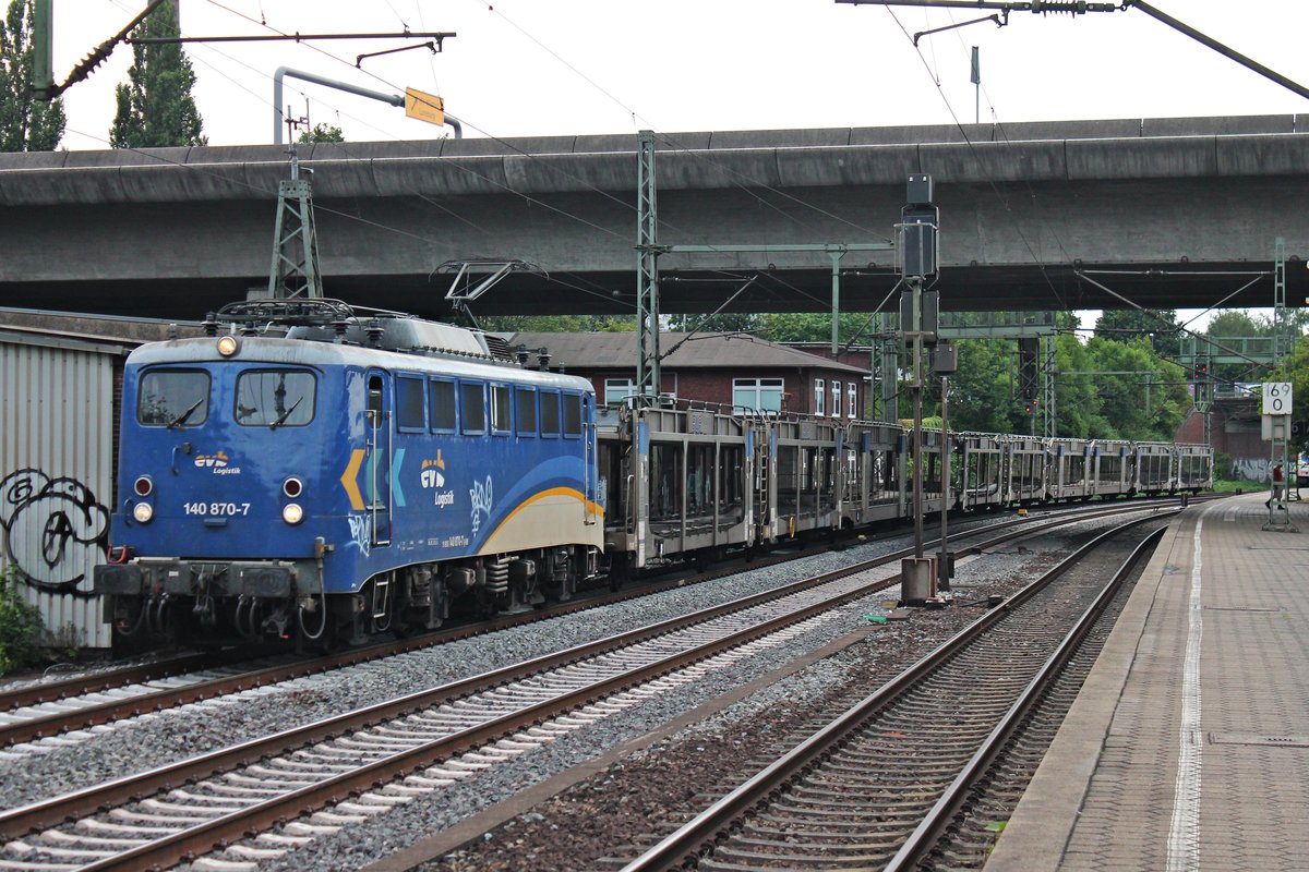 Mit einem kurzen und leeren Autotransportzug aus dem Hamburger Hafen fuhr am Abend des 18.07.2019 die 140 870-7 von der EVB durch den Bahnhof von Hamburg Harburg in Richtung Rangierbahnhof Maschen.