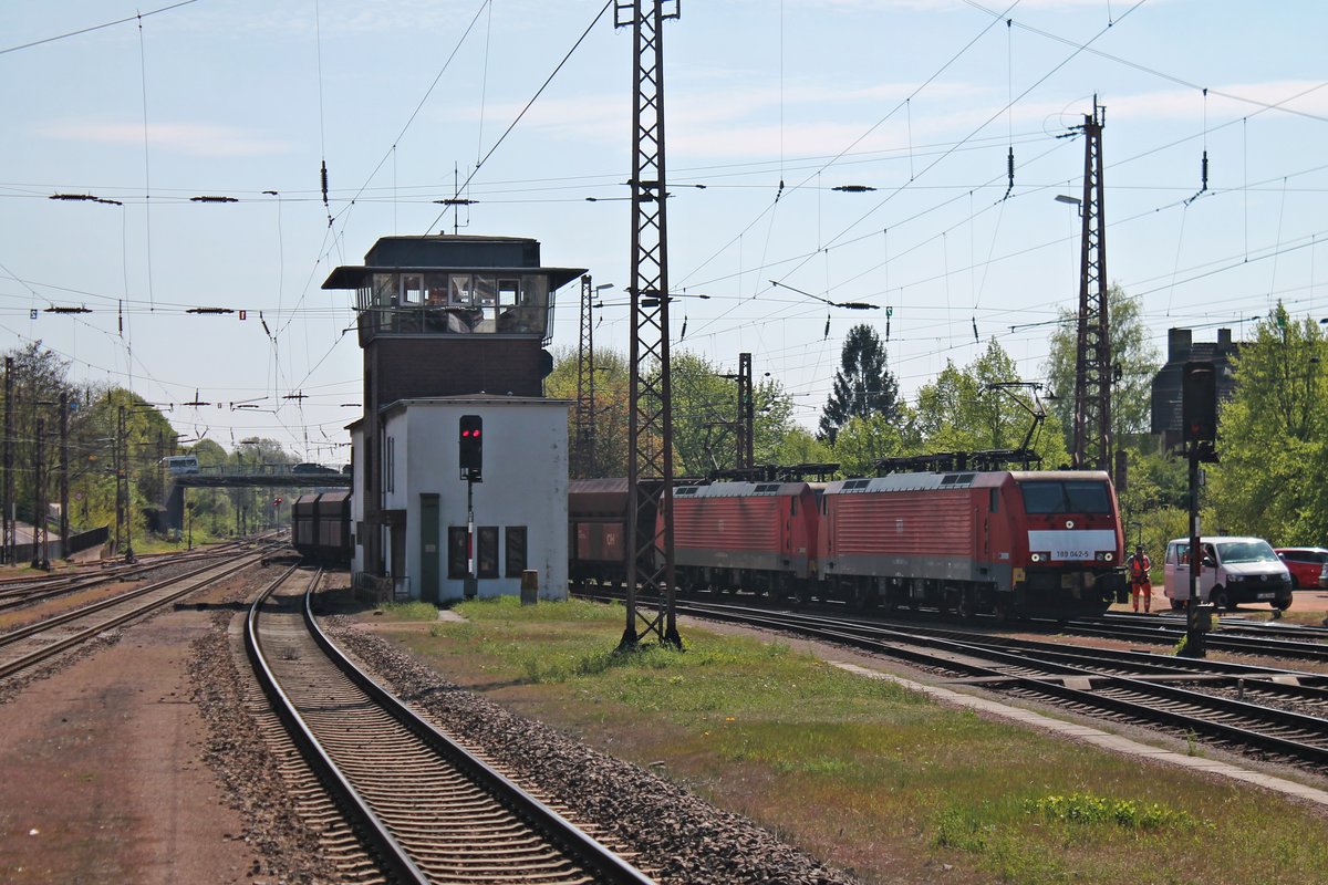 Mit einem kurzen leeren Erzzug fuhr am 12.04.2017 die 189 042-5 zusammen mit der 189 030-0 aus Richtung Dillinger Hütte in den Bahnhof von Dillingen (Saar) ein, als sie am dortigen Stellwerk vorbei fuhren.