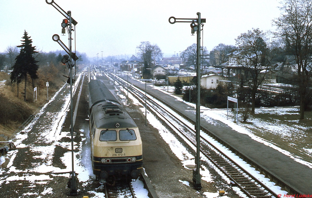 Mit einem kurzen Nahverkehrszug verlässt 216 173-5 an einem kalten Februartag 1985 den Bahnhof Salzgitter-Ringelheim