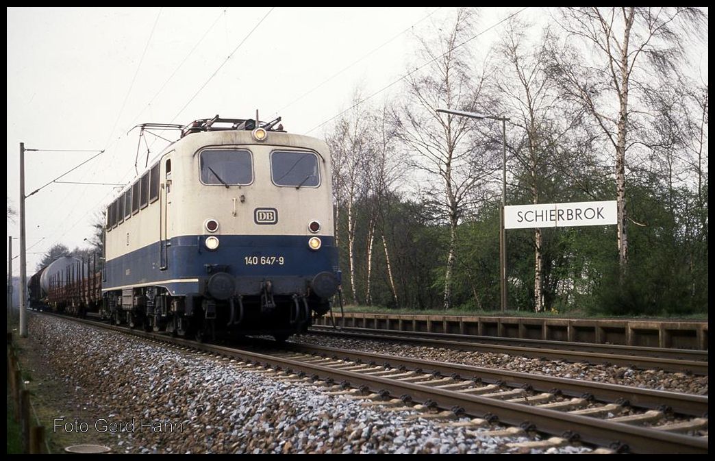 Mit einem kurzen Übergabe Güterzug kam 140647 am 14.4.1992 um 16.45 Uhr in Richtung Bremen fahrend durch den Haltepunkt Schierbrok.