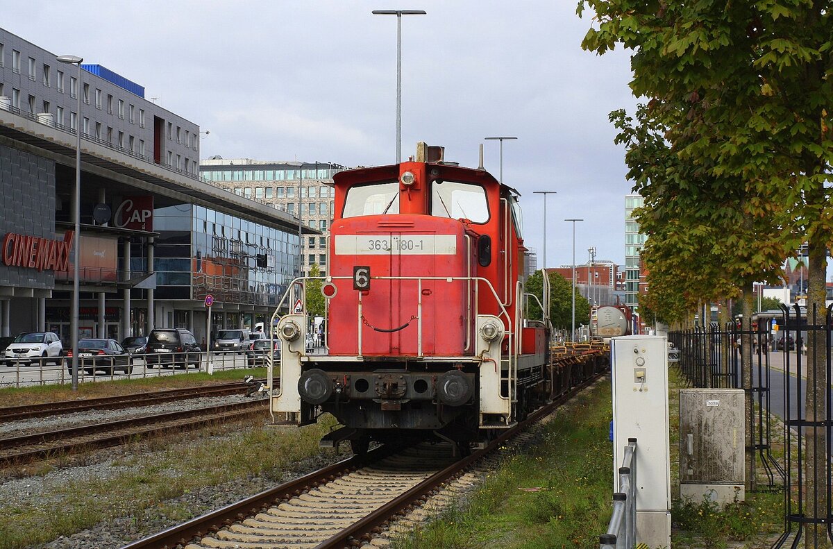 mit einem L�cheln bei der Arbeit: RDC 363 180-1 D-RAG | Kiel | Richtung Seehafen | kurz vor dem B� Bahnhofsbr�cke | September 2026