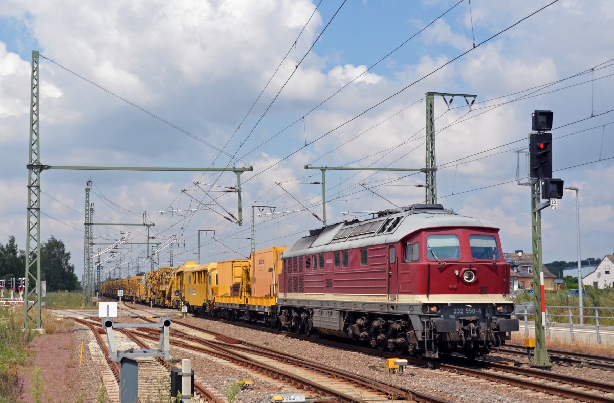 Mit einem langen Bauzug rollte am 10.07.14 232 550 durch Rodleben Richtung Wittenberg.