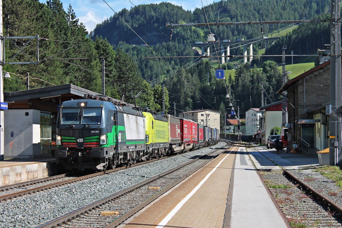 Mit einem langen und bunten KLV fuhr am Nachmitag des 04.07.2018 die ELL/TXL 193 283 zusammen mit ATLU/TXL 193 553  RESPONSIBILITY DRIVEN  durch den Bahnhof von Steinach in Tirol in Richtung Inntal/Kufstein.