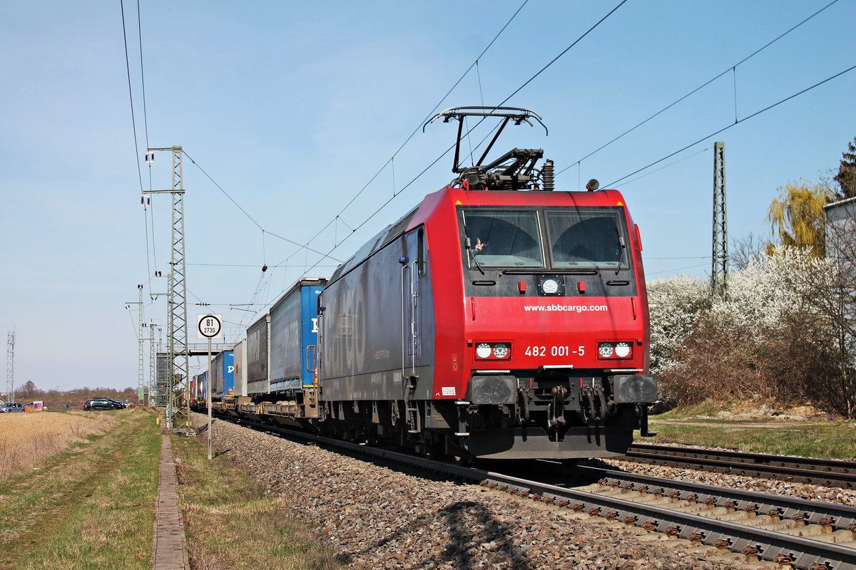 Mit einem langen und bunten KLV fuhr am Nachmittag des 20.03.2019 die Re 482 001-5 südlich vom Haltepunkt Auggen über die Rheintalbahn in Richtung Schweizer Grenze.