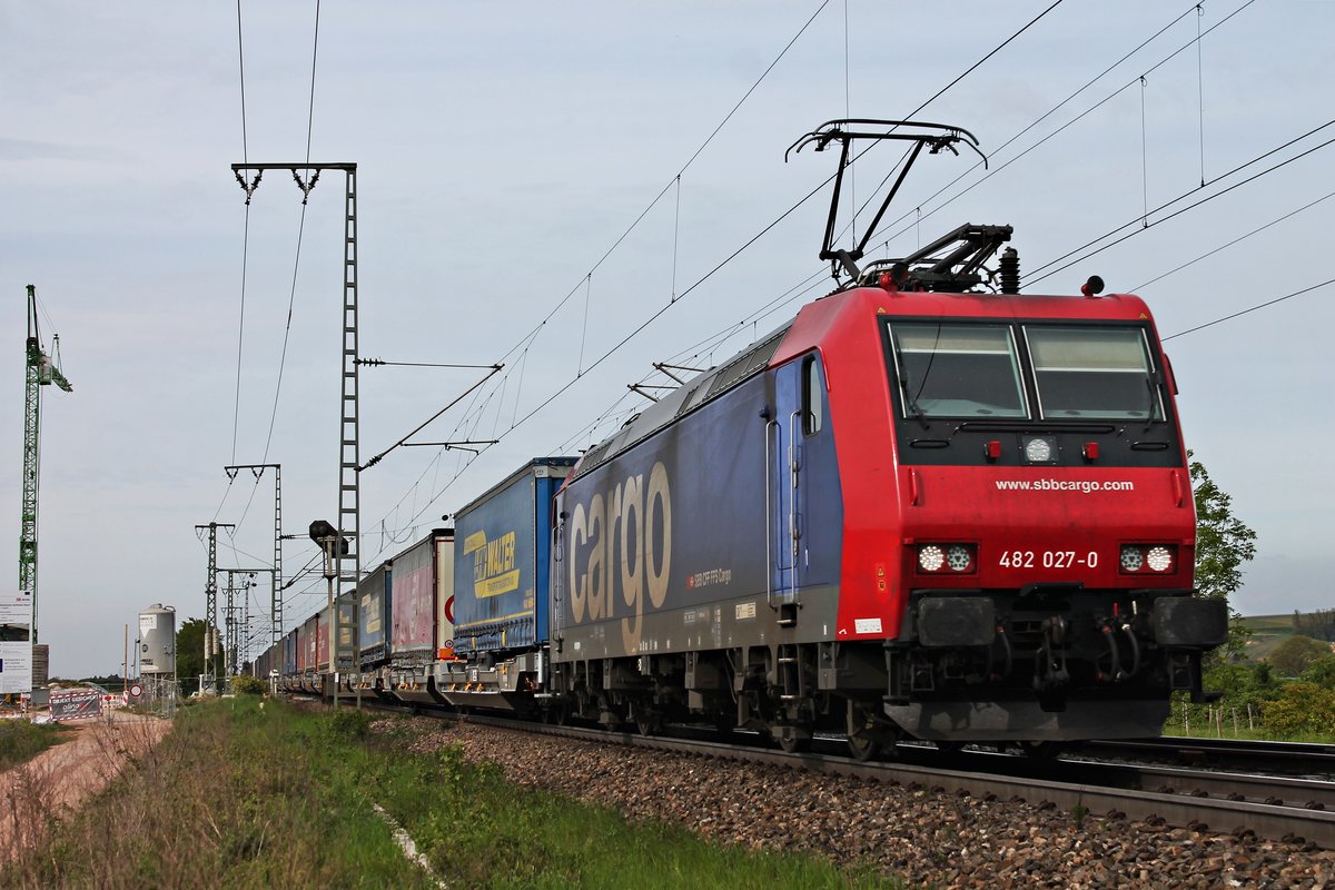 Mit einem langen und bunten KLV aus Belgien fuhr am Nachmittag des 07.05.2019 die Re 482 027-0 nördlich von Müllheim (Baden) über die KBS 703 durchs Rheintal in Richtung Schweizer Grenze.