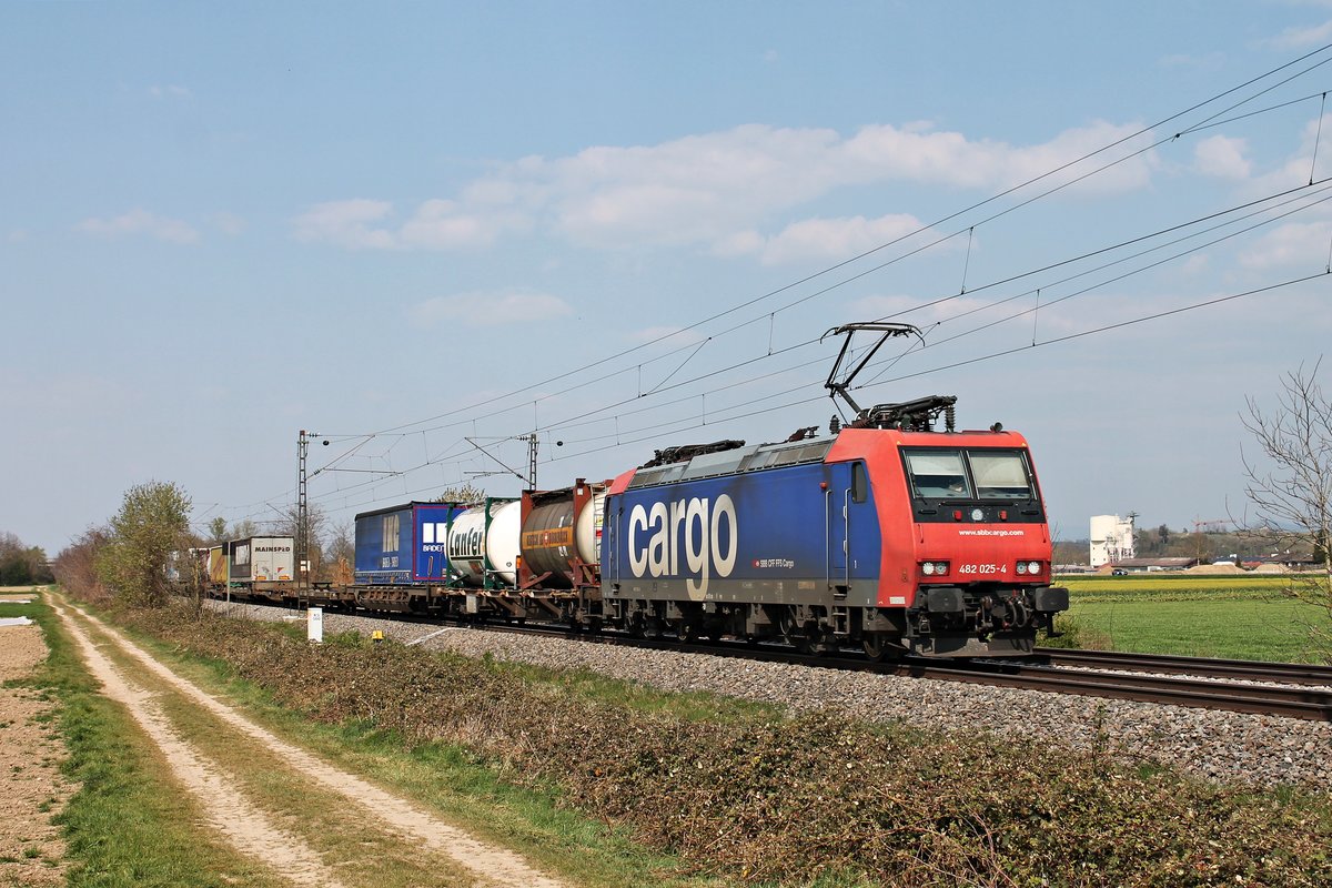Mit einem langen und bunten KLV nach Italien fuhr am Nachmittag des 09.04.2020 die Re 482 025-4, welche den Zug nur bis Basel SBB RB bespannte, südlich von Buggingen über die Rheintalbahn in Richtung Müllheim (Baden).