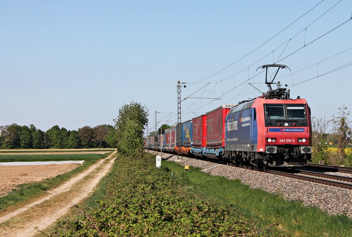Mit einem langen und bunten KLV nach Italien fuhr am Nachmittag des 23.04.2020 die Re 482 018-9  Alpäzähmer , welche den Zug nur bis Basel SBB RB bespannte, bei Buggingen durchs Rheintal in Richtung Schweizer Grenze.