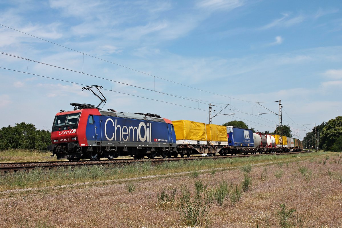 Mit einem langen und bunten KLV nach Italien fuhr am Mittag des 03.06.2020 die Re 482 012-2  ChemOil  aus Richtung Neulußheim kommend über die Rheintalbahn in Richtung Waghäusel.