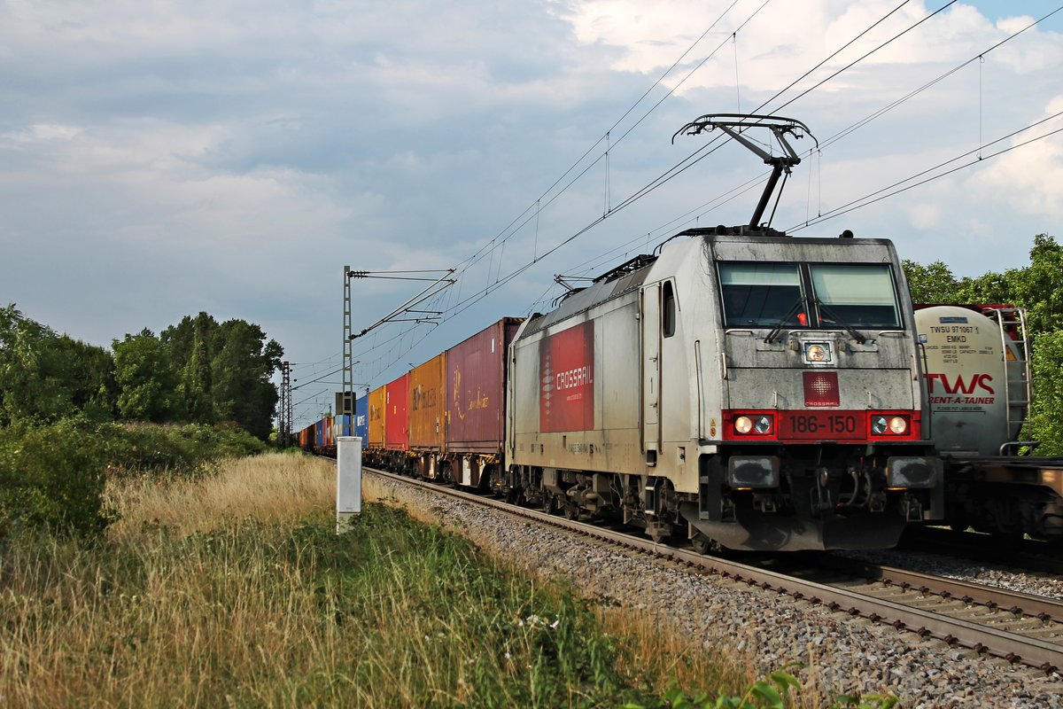 Mit einem langen Containerzug aus Belgien fuhr am 20.07.2017 südlich von Buggingen die stark verdreckte Macquarie/XRAIL 186-150 durchs Rheintal in Richtung Schweizer Grenze.