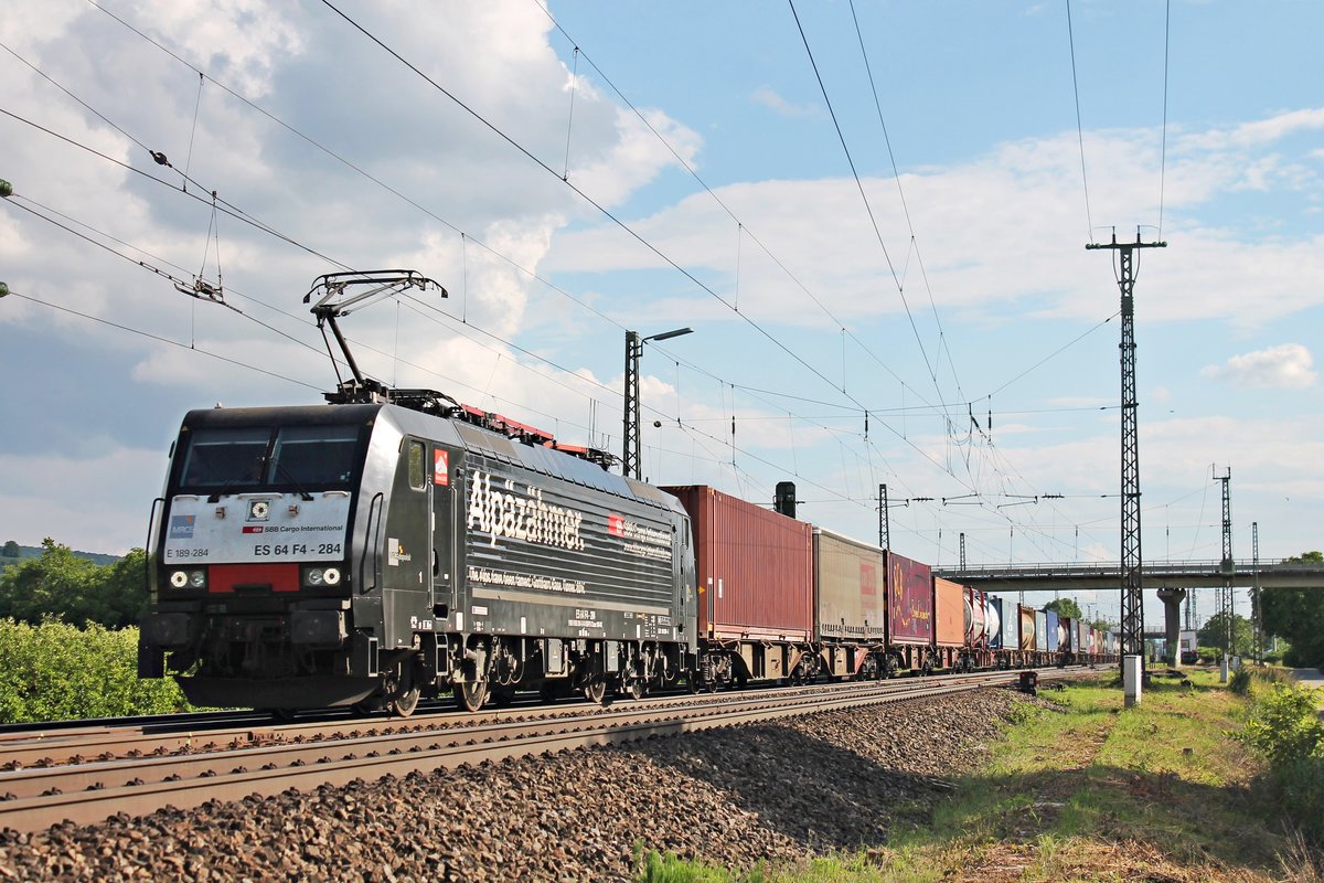 Mit einem langen Containerzug aus Itlaien fuhr am Nachmittag des 24.05.2018 die MRCE/SBBCI ES 64 F4-284 (189 284-3)  Alpäzähmer  nördlich vom Bahnhof Müllheim (Baden) über die Rheintalbahn in Richtung Freiburg (Breisgau).