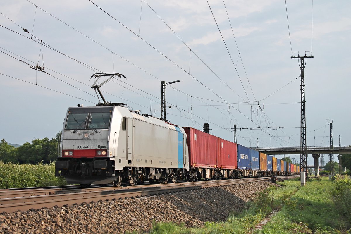 Mit einem langen Containerzug aus Italien fuhr am Nachmittag des 08.06.2018 die Rpool/LINEAS 186 446-1 durch die Überholgleise von Müllheim (Baden) über die KBS 703 in Richtung Freiburg (Breisgau).