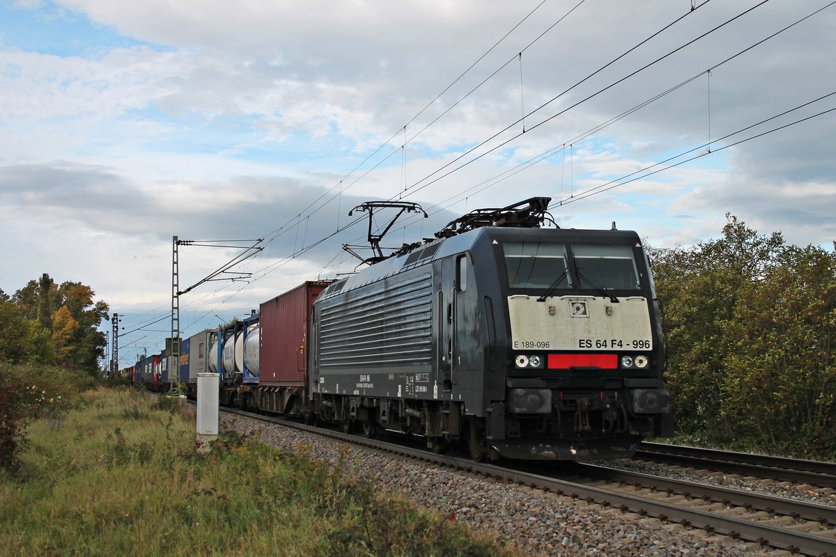 Mit einem langen Containerzug fuhr am 05.10.2017 die MRCE/SBBCI ES 64 F4-996 (189 096-1) bei Buggingen durchs Markgräflerland in Richtung Süden.