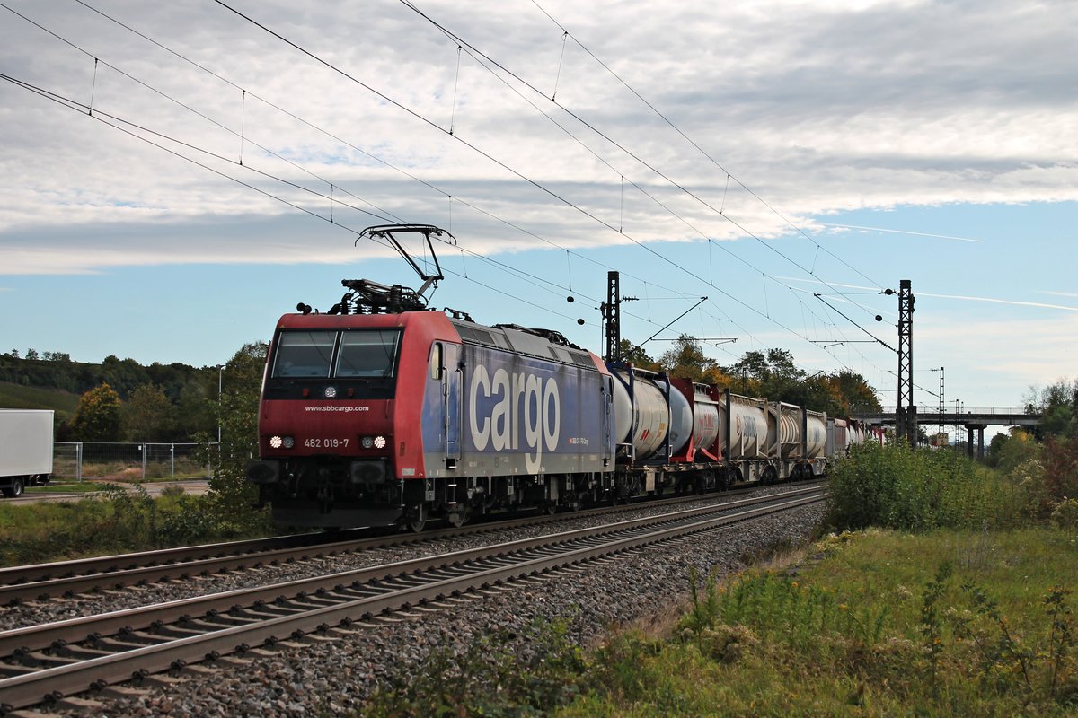 Mit einem langen Containerzug fuhr am 05.10.2017 die Re 482 019-7 südlich von Buggingen über die KBS 703 in Richtung Norden.